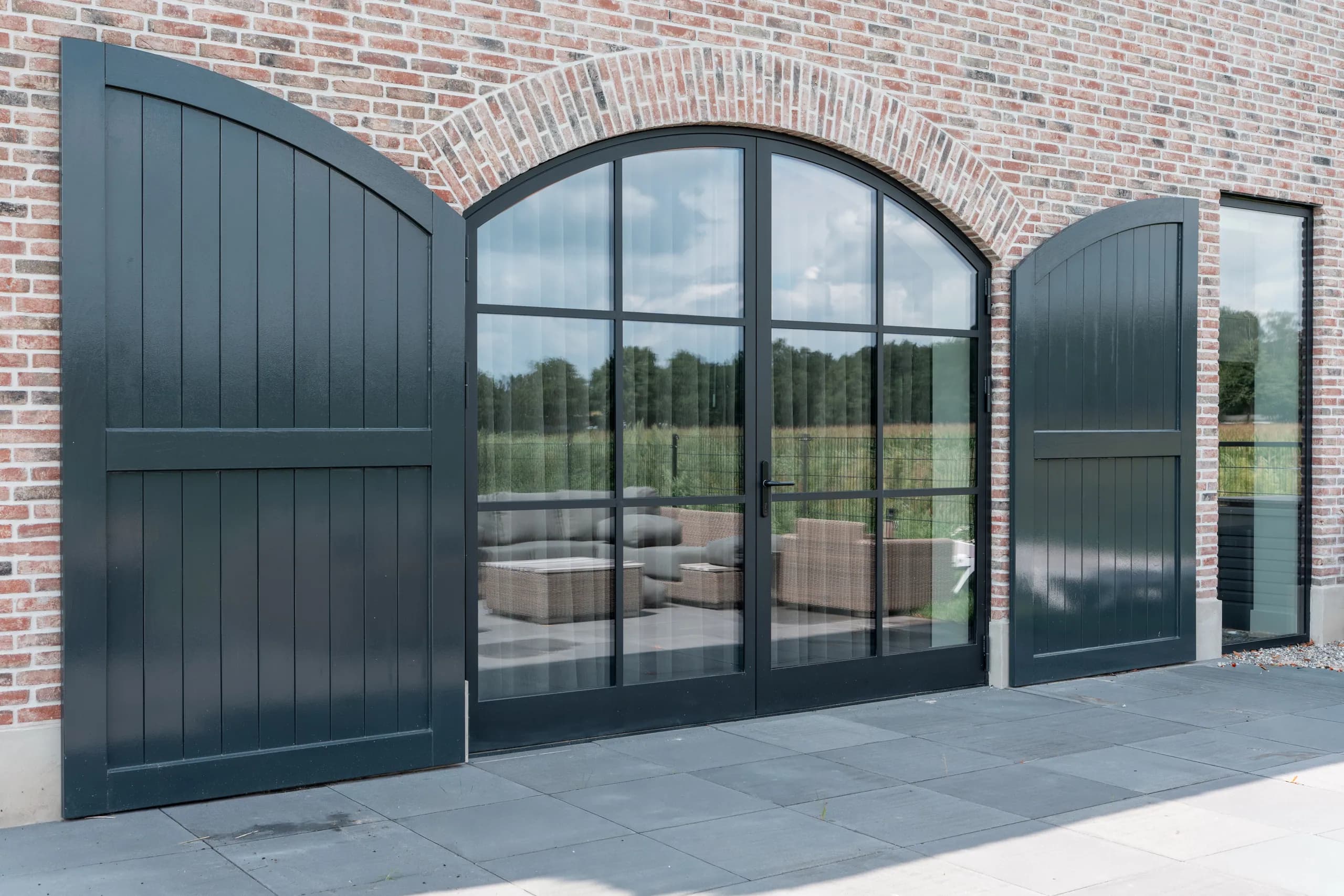 Poort & gevel van VT Supply, buiten