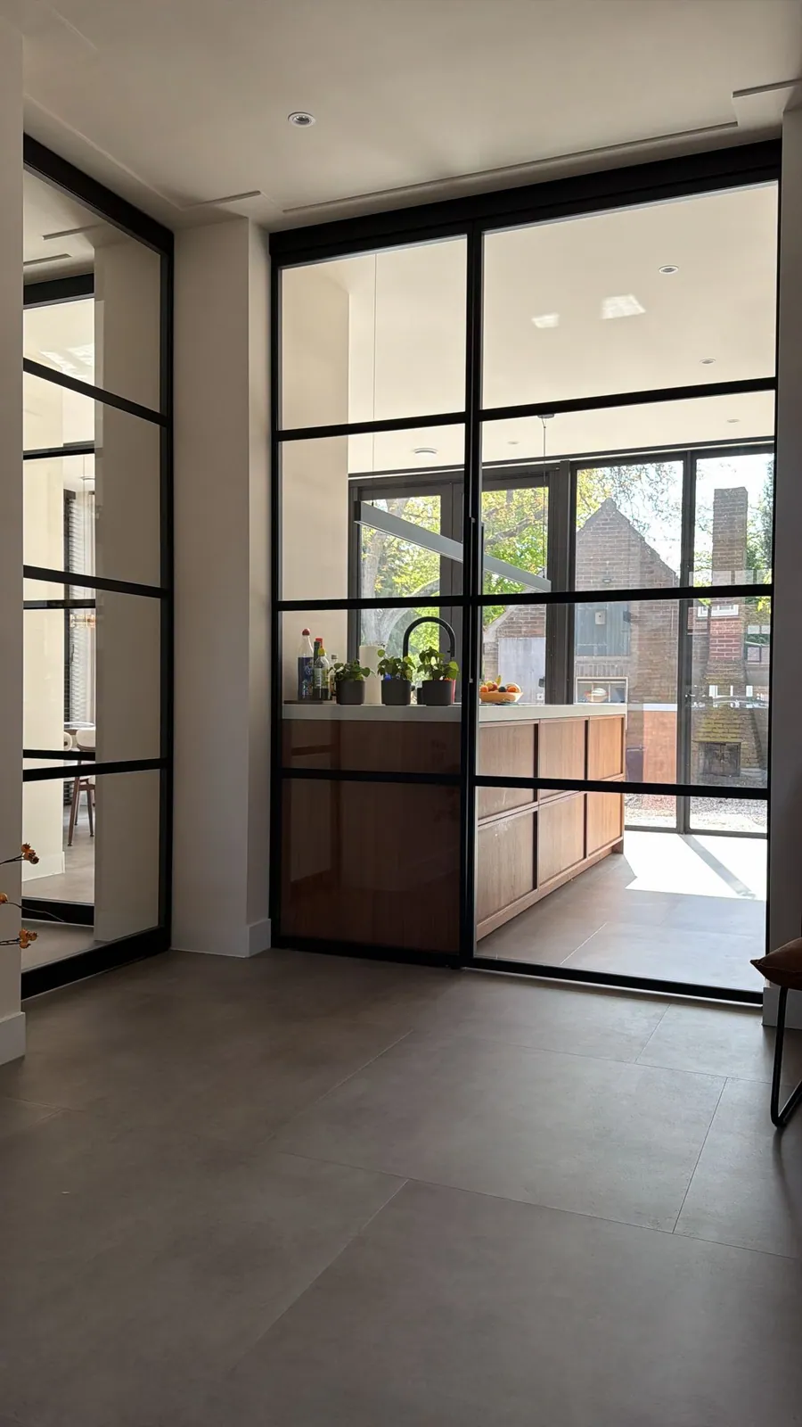 Stalen schuifdeur op maat tussen keuken en woonruimte