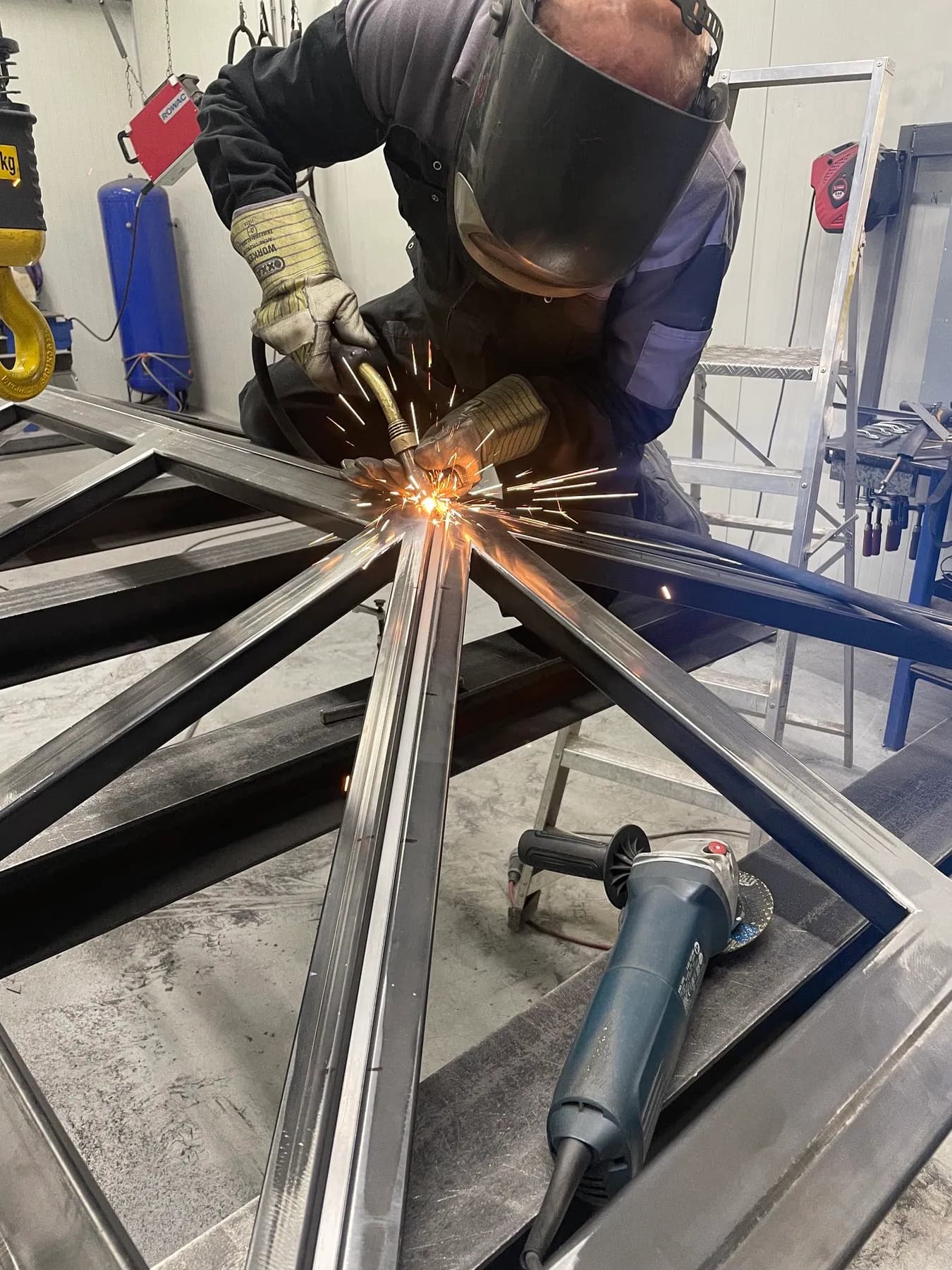 Lasser aan het werk met vonken in de werkplaats van VT Supply