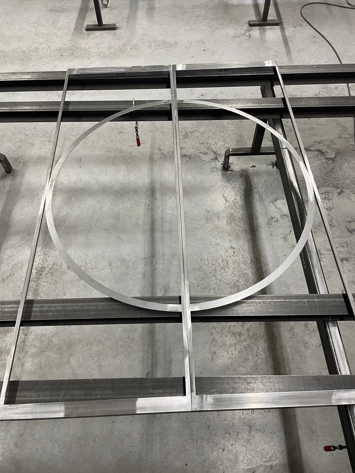 Rond stalen frame in productie in de werkplaats van VT Supply