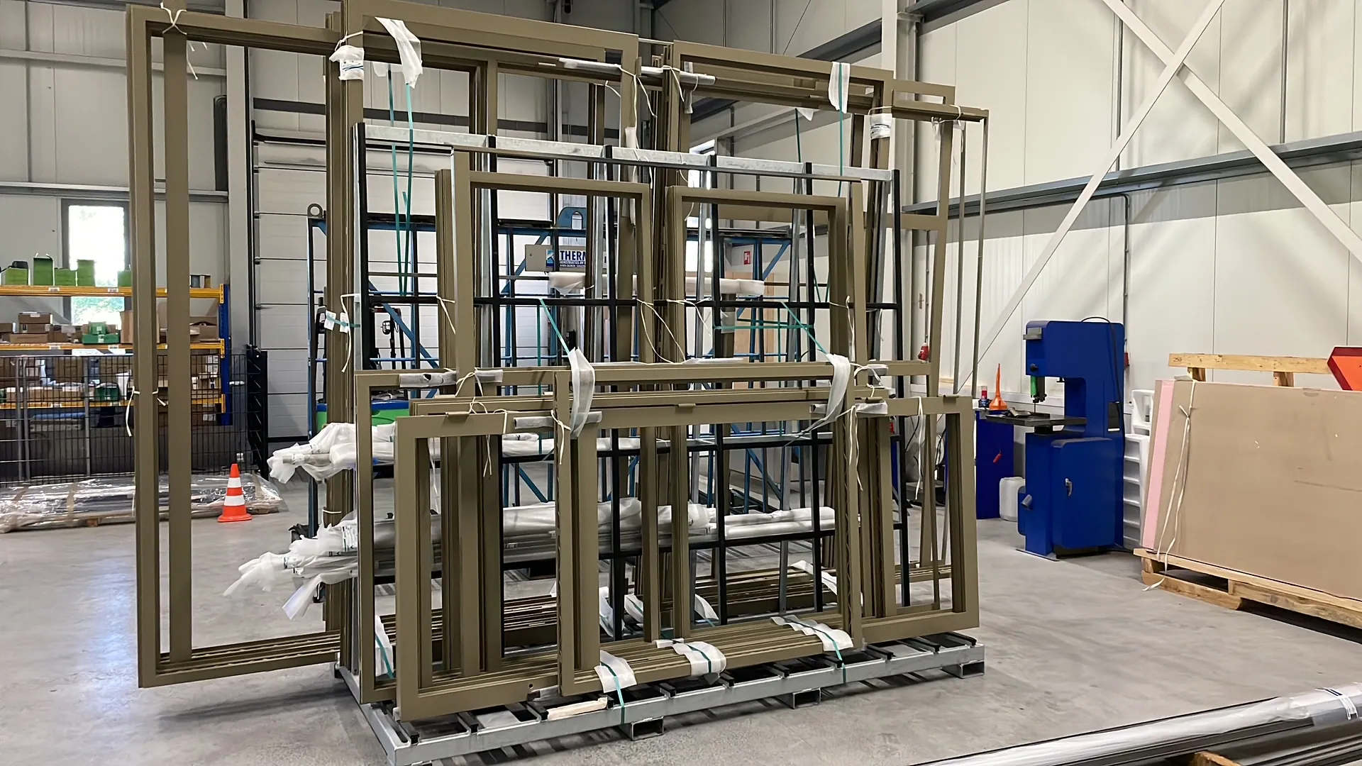 Stalen kozijnen in productie in de werkplaats van VT Supply