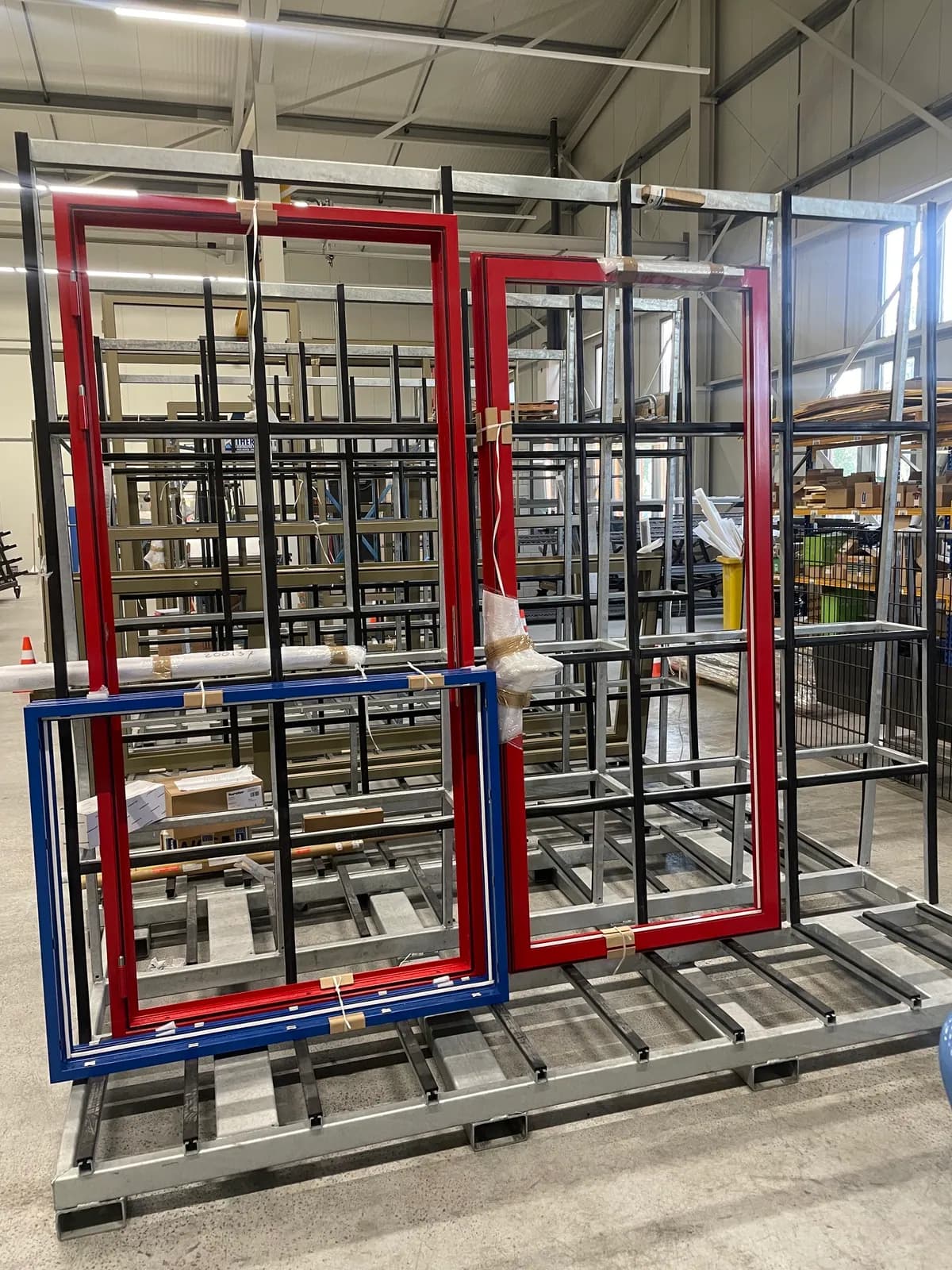 Gekleurde stalen kozijnen op maat in de werkplaats van VT Supply