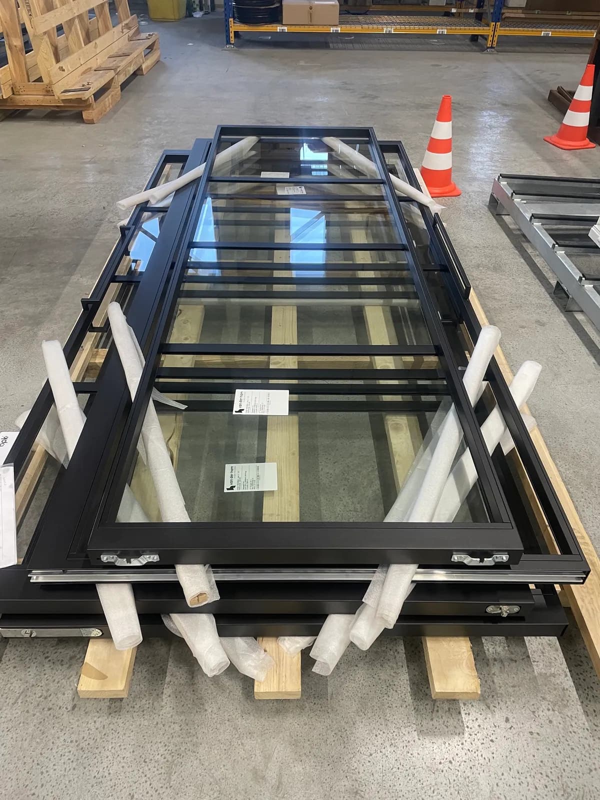 Stalen schuifdeuren met glas in productie in de werkplaats